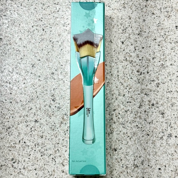 IT Cosmetics Limited Edition Star Foundation Brush - Picture 1 of 2